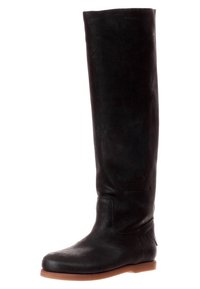 Černé kožené vysoké boty po kolena s hladkou texturou, zaoblenou špičkou, hnědou podrážkou a jemným logem na boku.