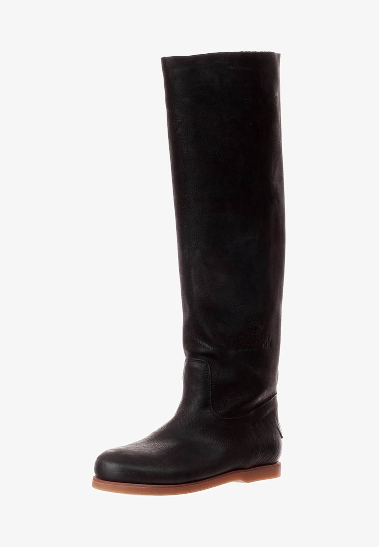 Černé kožené vysoké boty po kolena s hladkou texturou, zaoblenou špičkou, hnědou podrážkou a jemným logem na boku.