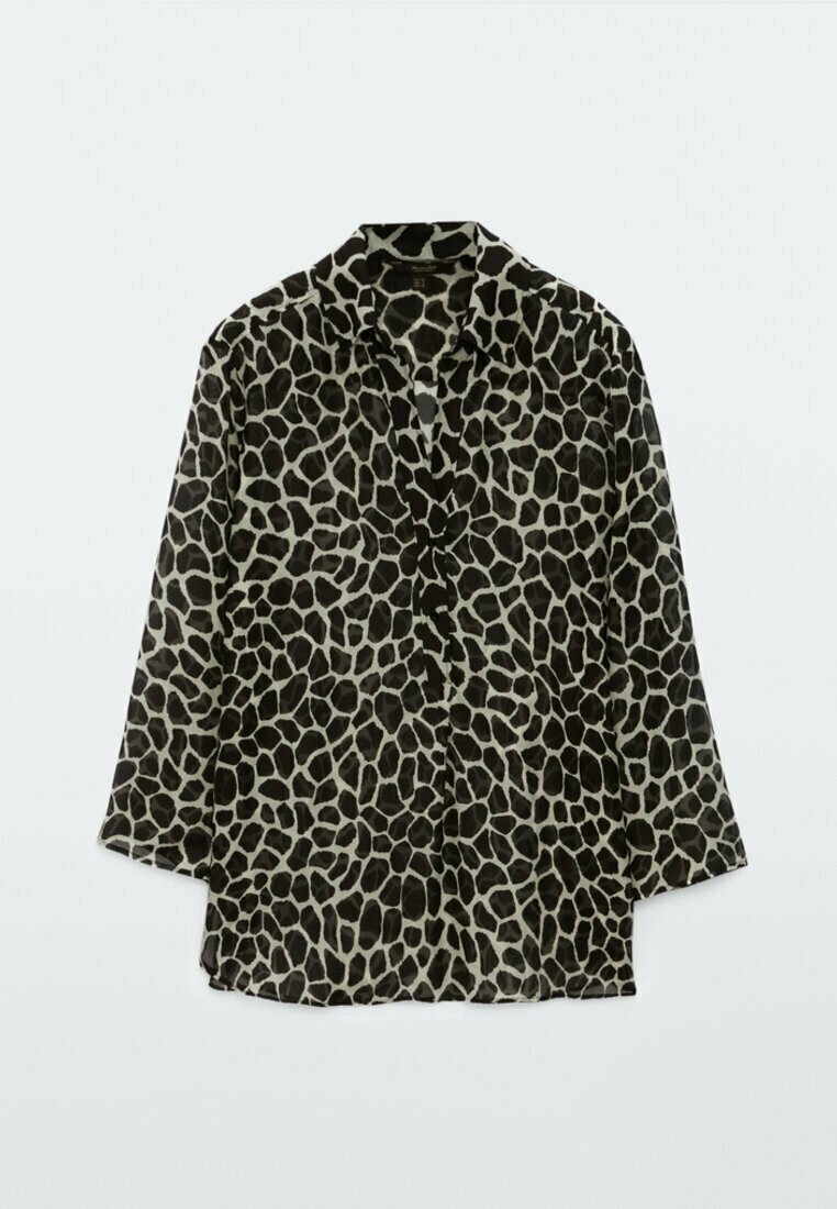 Chemise à manches longues imprimée girafe noire et grise, avec col et boutons sur le devant, posée à plat sur fond blanc.