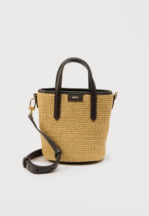 Petit sac à main tissé beige avec poignées en cuir noir, garnitures, et bandoulière ajustable, doté d'un fermoir doré et d'une étiquette "BOSS".
