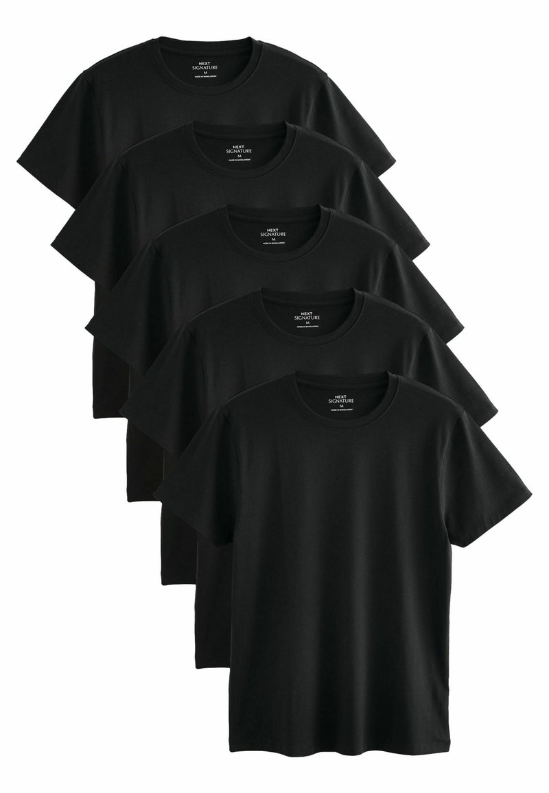 Sorte bomulds t-shirts med korte ærmer, rund halsdesign, med en glat tekstur. Fem t-shirts er stablet i en række.