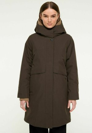 Bruine, lange parka jas met een capuchon, voorzien van een knoopsluiting en voorklauwen; gladde textuur en minimale ontwerpelementen.