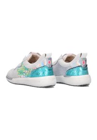 Grijze en aqua sneakers met een sequined ontwerp, leren accenten met textuur, mesh zijkanten en een gevoerde kraag voor comfort.