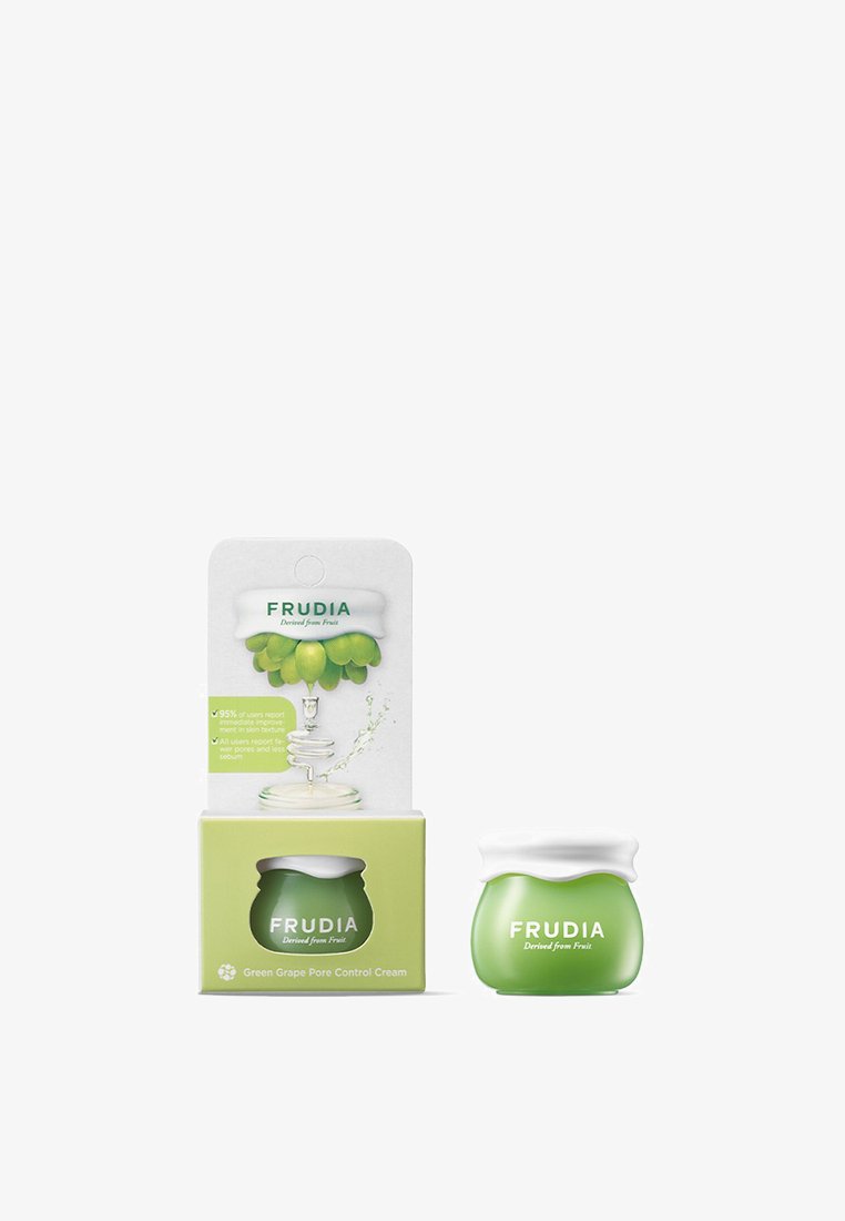 Crema per il controllo dei pori FRUDIA Green Grape in un piccolo barattolo rotondo, traslucido e verde con un coperchio bianco. Il packaging presenta vivaci grafiche di uva verde.