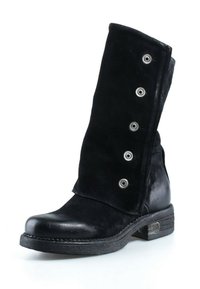 Botte noire mi-mollet en cuir et daim avec talon plat et quatre œillets argentés sur le côté extérieur de la tige.