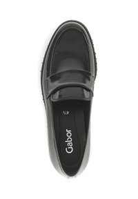 Zwarte leren loafers met een glanzende afwerking, voorzien van een vampband en een gestructureerde rubberen zool. Het interieur toont het merkembleem "Gabor."