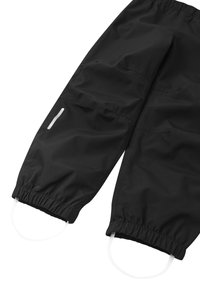 Schwarze wasserdichte Hosen mit elastischen Bündchen und Zugschlaufen. Zu den Merkmalen gehören Seitentaschen und reflektierende Details an den Beinen.