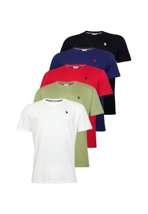 Cinque t-shirt a girocollo impilate nei colori bianco, verde oliva, rosso, blu navy e nero, ciascuna con un piccolo logo ricamato sul petto.