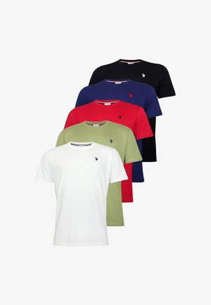 Vijf gestapelde T-shirts met ronde hals in wit, olijfgroen, rood, marineblauw en zwart, elk met een klein geborduurd logo op de borst.