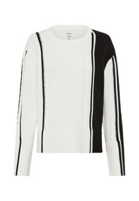 Pull en tricot blanc avec des rayures verticales noires sur le devant droit et la manche gauche, avec un motif en torsades et des poignets et un ourlet côtelés.