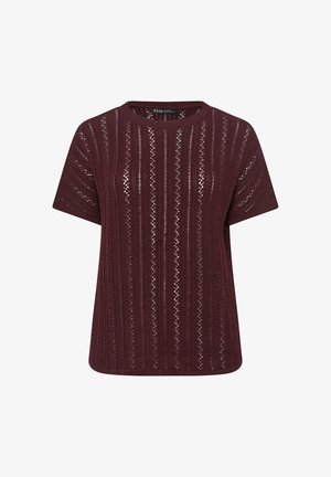 Top a maniche corte di colore bordeaux in maglia con motivo traforato verticale e scollo rotondo, mostrato su sfondo bianco.