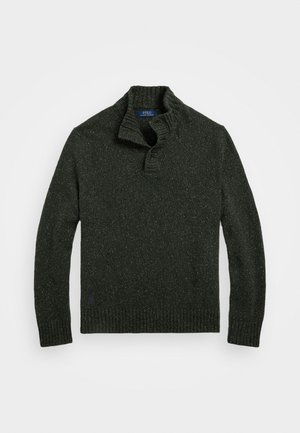 Maglione a maglia verde scuro con colletto alto, pattina con tre bottoni, polsini e orlo a coste, con pezzetti di colore più chiaro distribuiti su tutta la superficie.