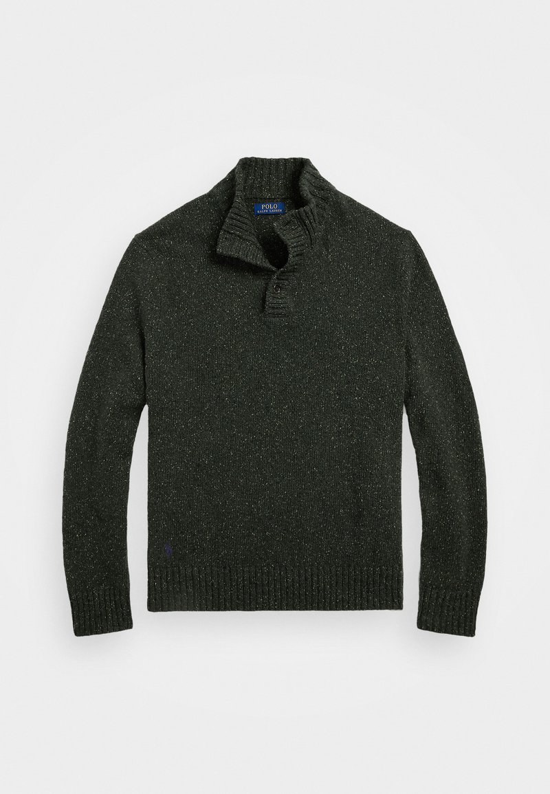 Maglione a maglia verde scuro con colletto alto, pattina con tre bottoni, polsini e orlo a coste, con pezzetti di colore più chiaro distribuiti su tutta la superficie.