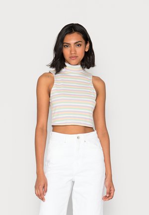 Top cropped em tecido canelado com riscas horizontais em tons pastel, apresentando um decote alto. Combinado com jeans brancos de cintura alta.