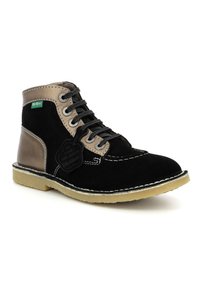 Stivale alla caviglia in suede nero con un accento dorato metallico, punta tonda, stringatura anteriore e cuciture bianche in contrasto. Etichetta del logo verde attaccata.