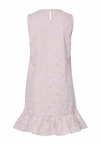 Robe rose clair sans manches avec de petites découpes florales et un ourlet volanté, vue de dos avec une fermeture par bouton en forme d'œillet.
