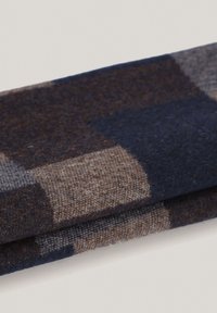 Tkanina wełniana o wzorze w kratę w ciemnoniebieskich, brązowych i szarych odcieniach; miękka tekstura z widocznymi detalami splotu.