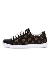 Sneakers sintetiche nere con accenti dorati e lacci bianchi. Decorati con loghi marroni e design decorativi sul pannello laterale. Suola bianca.