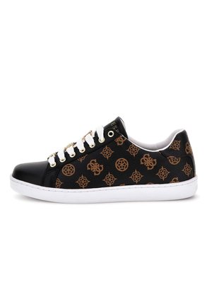 Sneakers sintetiche nere con accenti dorati e lacci bianchi. Decorati con loghi marroni e design decorativi sul pannello laterale. Suola bianca.