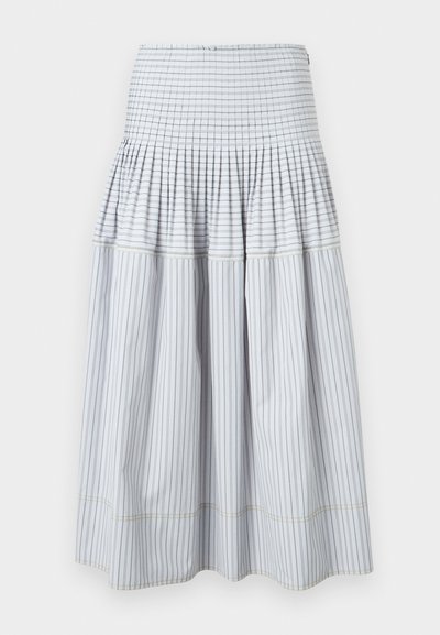 Jupe midi blanche avec fines rayures noires verticales et horizontales, présentant un milieu froncé et une partie inférieure évasée.