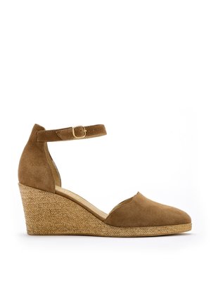 Brązowe zamszowe sandały na koturnie z paskiem na kostkę, z plecioną jute'ową piętą, okrągłym noskiem i otwartym bokiem.