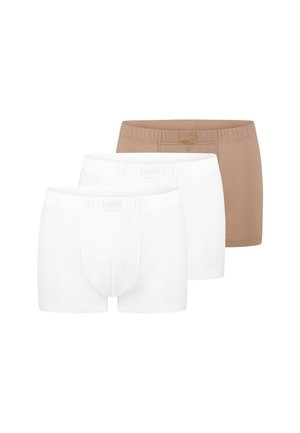 Drie herenboxers in een rij, twee witte vooraan en één beige achteraan, allemaal met elastische taillebanden en merklabels gecentreerd aan de voorkant.