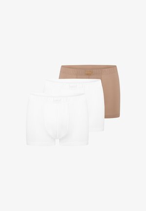Tre herre boxer shorts på række, to hvide foran og en beige bagved, alle med elastiske linninger og mærkelapper centreret foran.