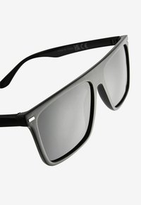 Next FLATBROW POLARISED   REGULAR FIT - Päikeseprillid - black