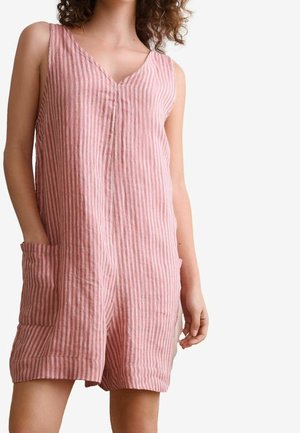 Vaaleanpunainen raidallinen pellavainen haalari, jossa on V-pääntie, leveät olkaimet ja kaksi sivutaskua. Kankaan tekstuuri pystysuuntaisine raitoina.