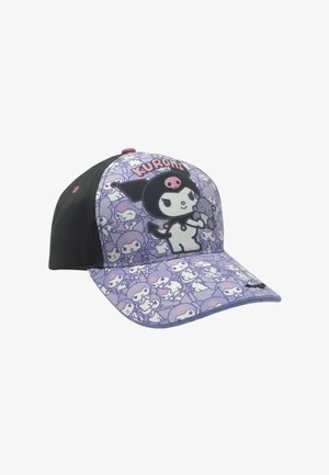 Casquette de baseball avec côtés noirs et devant violet présentant le personnage de dessin animé Kuromi tenant une petite peluche sur un fond à motifs.