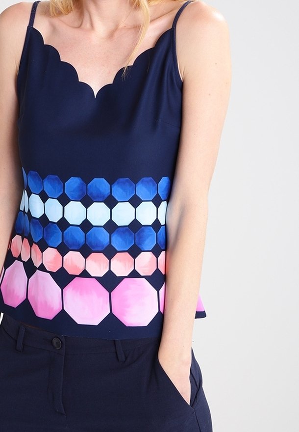 Námořnická top s krajkovým výstřihem; má hexagonální vzory v odstínech modré a růžové s přechody. Lehká tkanina, bez rukávů.