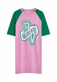 Różowa koszulka z zielonymi rękawami raglanowymi, z dużą, wyraźną grafiką "BLOOVII" w białym i zielonym kolorze, wykonana z miękkiego materiału bawełnianego.