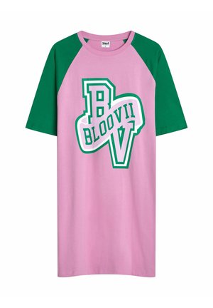 Różowa koszulka z zielonymi rękawami raglanowymi, z dużą, wyraźną grafiką "BLOOVII" w białym i zielonym kolorze, wykonana z miękkiego materiału bawełnianego.