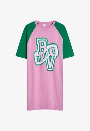 Różowa koszulka z zielonymi rękawami raglanowymi, z dużą, wyraźną grafiką "BLOOVII" w białym i zielonym kolorze, wykonana z miękkiego materiału bawełnianego.