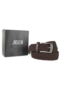Cinturón trenzado marrón con hebilla de metal plateada, empaquetado en una caja negra con logotipo y texto blanco para accesorios.