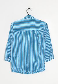 Camicia a righe blu e bianche con colletto, maniche lunghe e polsini a bottone. Dettagli plissettati sul retro, realizzata in tessuto leggero.
