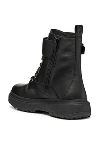Botín negro de cuero hasta el tobillo con cremallera lateral, parte delantera con cordones y suela de goma texturizada. Cuenta con un cuello acolchado y una correa ajustable.