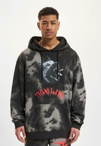 Felpa con cappuccio tie-dye nero e grigio, con grafica di testa di lupo e testo rosso "Thug Life". Presenta una tasca frontale e cappuccio con cordini.