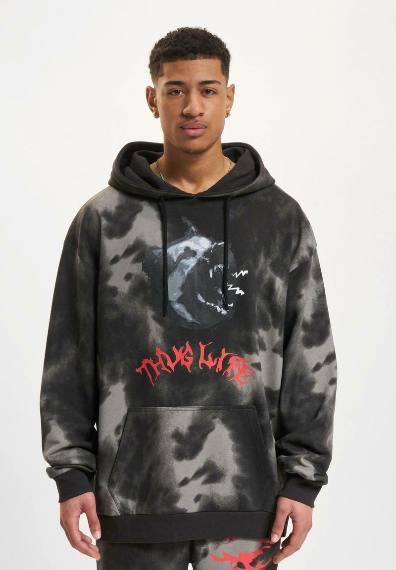Felpa con cappuccio tie-dye nero e grigio, con grafica di testa di lupo e testo rosso "Thug Life". Presenta una tasca frontale e cappuccio con cordini.
