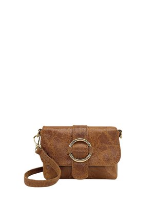 Sac bandoulière en cuir texturé marron avec une boucle circulaire dorée sur le rabat avant et une sangle réglable sur fond blanc.