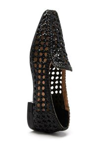 Zapato negro tejido con un diseño abierto, que presenta una punta afilada y un tacón bajo. Superficie texturizada con una estructura flexible y transpirable.