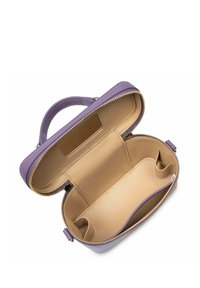 Paarse leren tas met een ritssluiting, handvat aan de bovenkant en een beige interieur, met vakken voor organisatie en een gladde textuur.