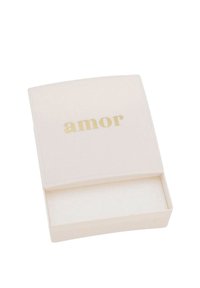 Scatola rettangolare bianca con una finitura liscia, con la parola "amor" in oro sulla parte superiore. L'interno è vuoto e foderato.