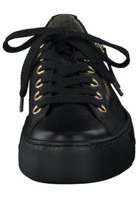 Zwarte leren sneaker met ronde neus, gestructureerde rubberen zool, gouden veterogen en platte veters. Beschikt over een zijrits voor gemakkelijk aan- en uittrekken.