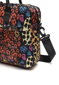 Schwarze Tasche mit lebhaften Leoparden- und abstrakten Mustern in Orange, Pink, Blau und Gelb. Verfügt über schwarze Griffe und einen verstellbaren Schulterriemen.