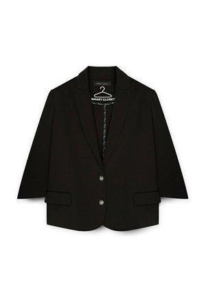 Blazer nero con un design sartoriale, rever a punta, due bottoni e tasche laterali. Realizzato in un tessuto morbido con una forma strutturata.