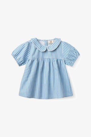 Blauw-wit geruite babyjurk met korte pofmouwtjes en een afgeronde Peter Pan-kraag op een witte achtergrond.