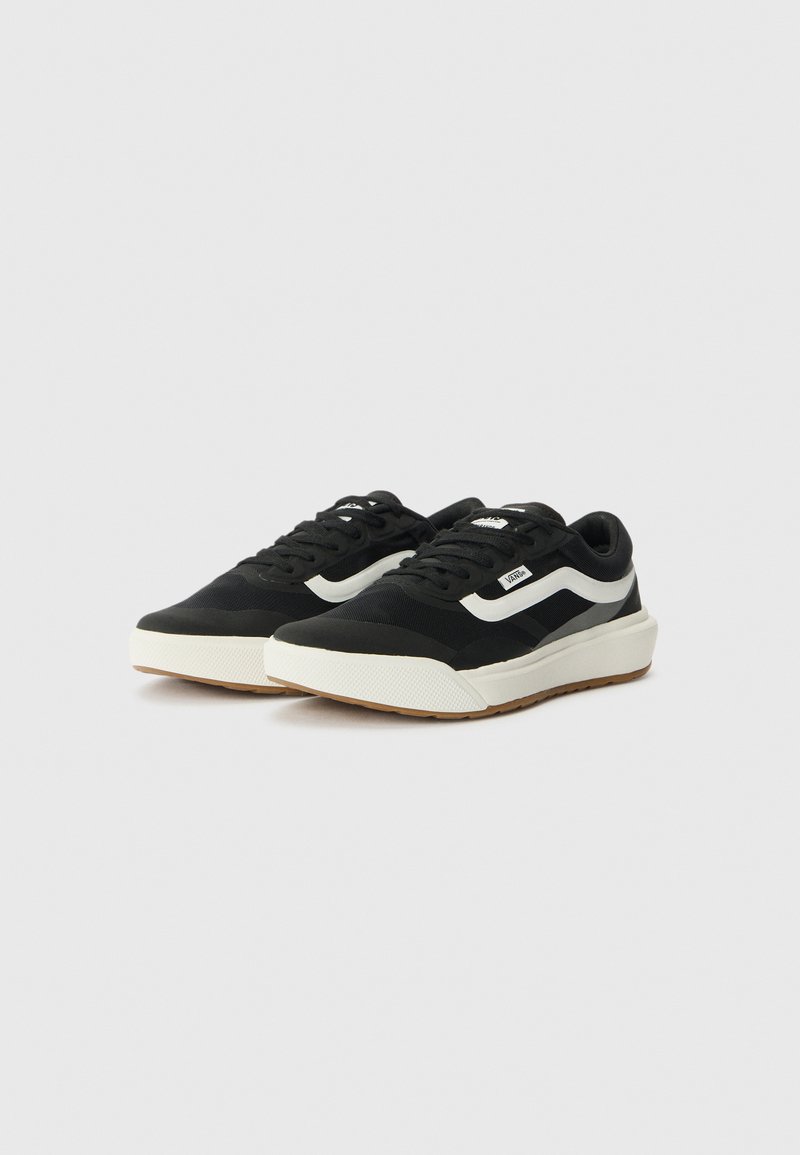Zapatillas negras con una franja lateral blanca, que cuentan con una parte superior texturizada, cierre con cordones y una suela de goma con una suela de goma natural.