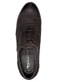 Chaussure en cuir marron avec détails brogués, bout rond et design à lacets. Comprend des clous décoratifs et des coutures contrastées. Intérieur doublé.