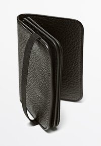 Sort læderpung med tekstureret finish, udstyret med en elastisk rem til lukning og et enkelt, minimalistisk design med to rum.